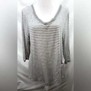 Marled Reunited Clothing Woman’s Gray & White Stripe V-Neck Top. Size Large.